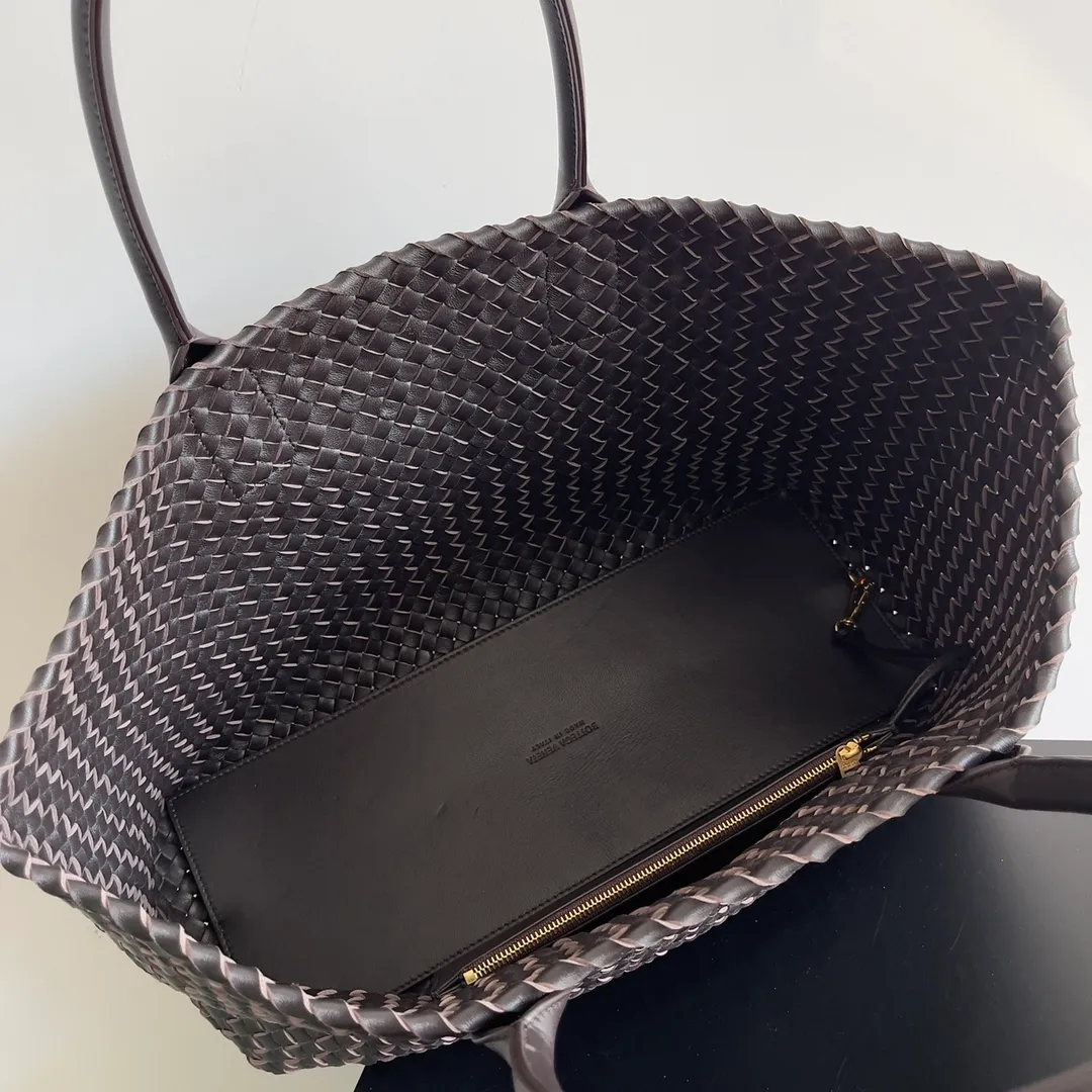 Batch 2860 Classic returns... (large size 51cm) • Cabat, born in 2001, is one of the most iconic styles of the Bottega Veneta workshop. The whole bag is made of top-grade imported lambskin. There is no exposed logo on the whole bag, but with the classic wide woven elements, you can tell who it belongs to at a glance! Can be carried on one shoulder, very practical! Style number: 608811 Size: 51*18*28